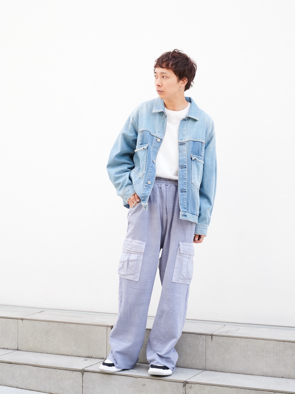 「jieda、デニムジャケット、カーゴパンツ、Aライン、秋コーデ、メンズファッション」｜「JiedaのSWEAT CARGO PANTS（スウェットパンツ、ブルー系）」を使った、白鳥巧史さん（メンズ・170cm）の秋コーディネートの1枚目の写真