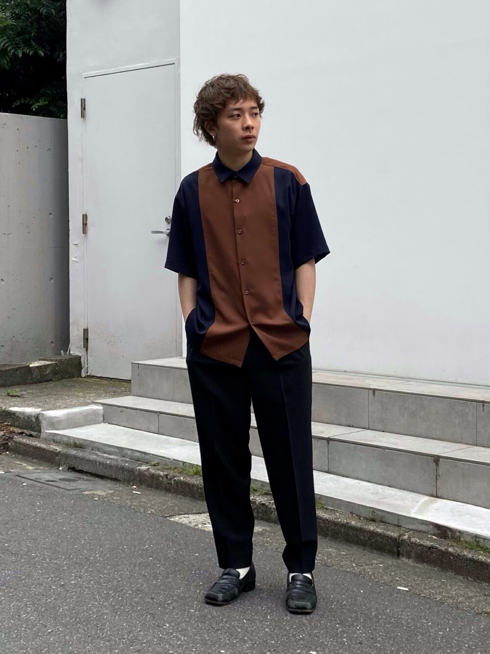 「半袖シャツ、シャツスタイル、きれいめカジュアル、デート、STUDIOUS」｜「STUDIOUSのカラーブロックドビークロスS/Sシャツ（シャツ/ブラウス、ブルー系）」を使った、白鳥巧史さん（メンズ・170cm）の春コーディネートの1枚目の写真