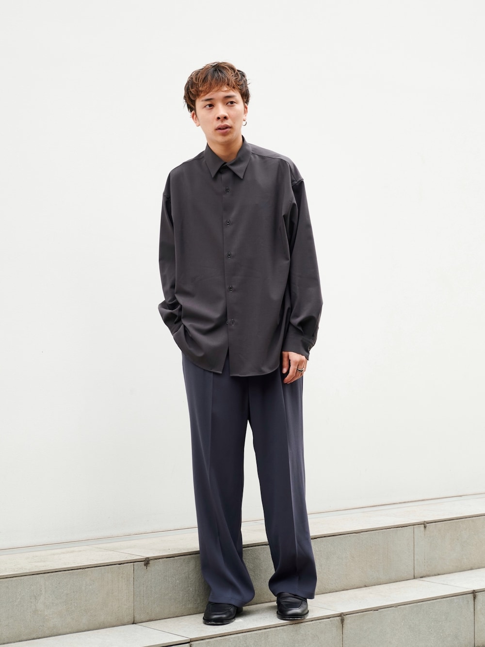 「STUDIOUS、シャツスタイル、ワイドスラックス、ワイドパンツ、夏コーデ」｜「cityのADAPT REGULAR COLLAR SHIRT　WIDE/アダプトリラックスシャツ（シャツ/ブラウス、グレー系）」を使った、白鳥巧史さん（メンズ・170cm）の夏コーディネートの1枚目の写真