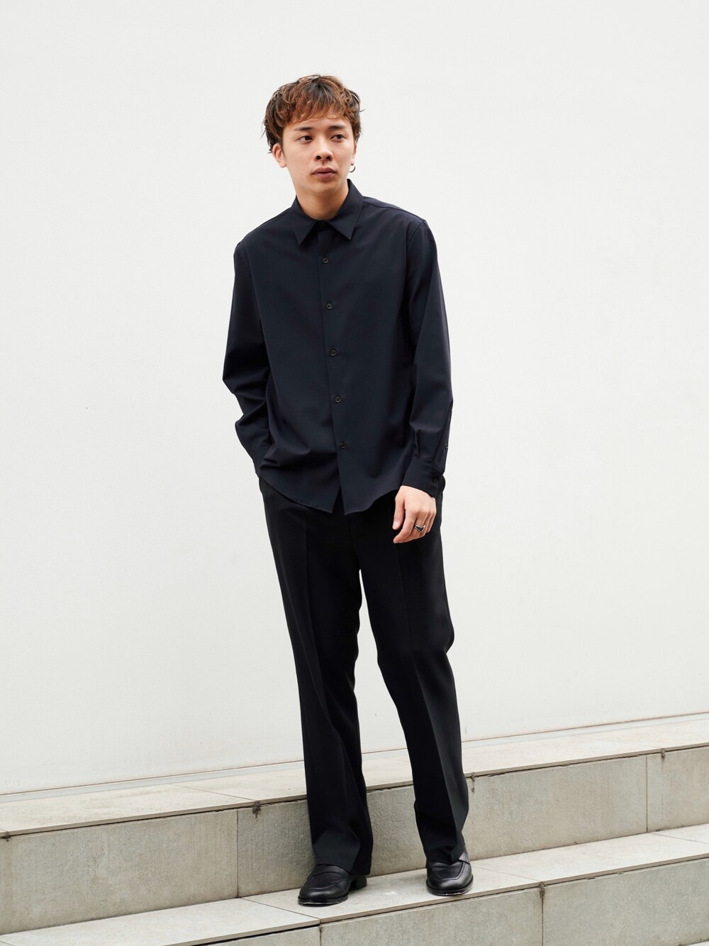 「シャツスタイル、シャツコーデ、STUDIOUS、夏コーデ、きれいめカジュアル」｜「cityのADAPT REGULAR COLLAR SHIRT SLIM/アダプト レギュラーフィットシャツ（シャツ/ブラウス、その他）」を使った、白鳥巧史さん（メンズ・170cm）の夏コーディネートの1枚目の写真