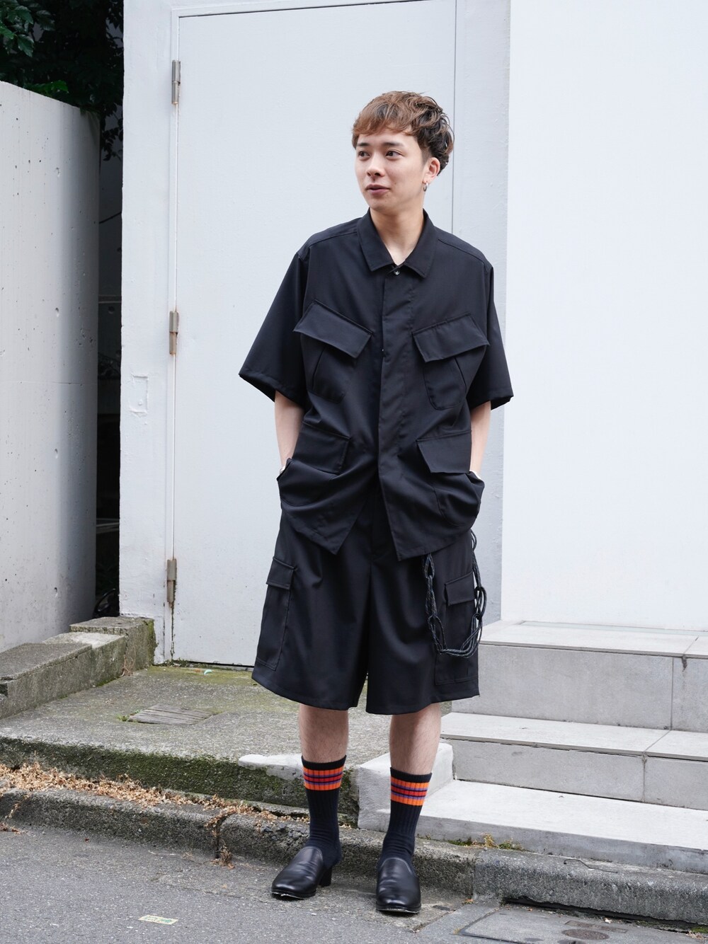 「ファティーグジャケット、ミリタリー、オールブラック、ジャケット、marka、STUDIOUS」｜「markaのSTUDIOUS別注 S/S FATIGUE  JKT（シャツ/ブラウス、ブラック系）」を使った、白鳥巧史さん（メンズ・170cm）の夏コーディネートの1枚目の写真