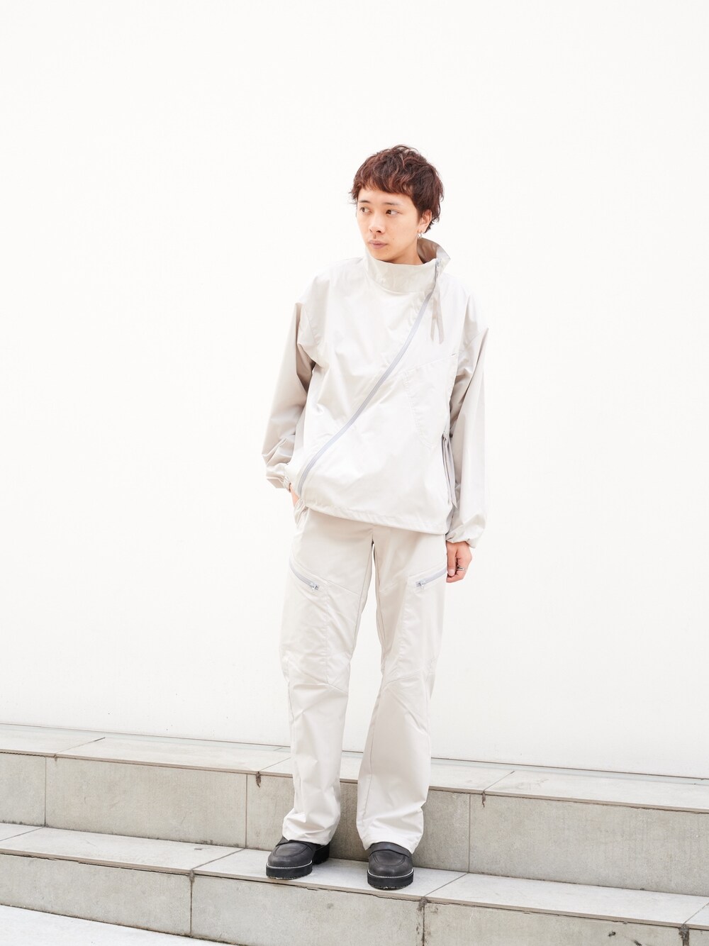 「jieda、OL、アウトライアーズ、テック、ブルゾン」｜「Jiedaの【OUTLIERS】TECH ZIP JACKET（ブルゾン、グレー系）」を使った、白鳥巧史さん（メンズ・170cm）の秋コーディネートの1枚目の写真