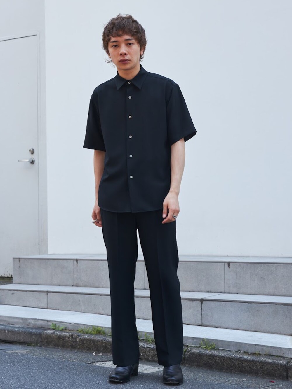 「STUDIOUS、セットアップスタイル、シャツスタイル、きれいめカジュアル」｜「STUDIOUSのFEEL AIRリラックスシャツ（シャツ/ブラウス、ブラック系）」を使った、白鳥巧史さん（メンズ・170cm）の夏コーディネートの1枚目の写真