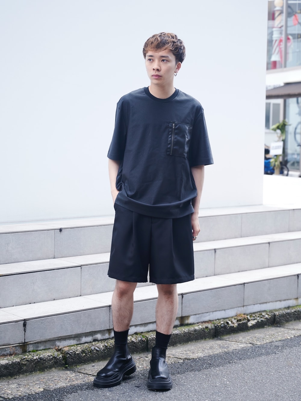 「STUDIOUS、ブーツ、Tシャツ、ショーツ、ハーフパンツ、モード、カジュアル、オールブラック」｜「STUDIOUSの【WEB限定】EASY CHINO SHORT PANTS（スラックス、ブラック系）」を使った、白鳥巧史さん（メンズ・170cm）の夏コーディネートの1枚目の写真