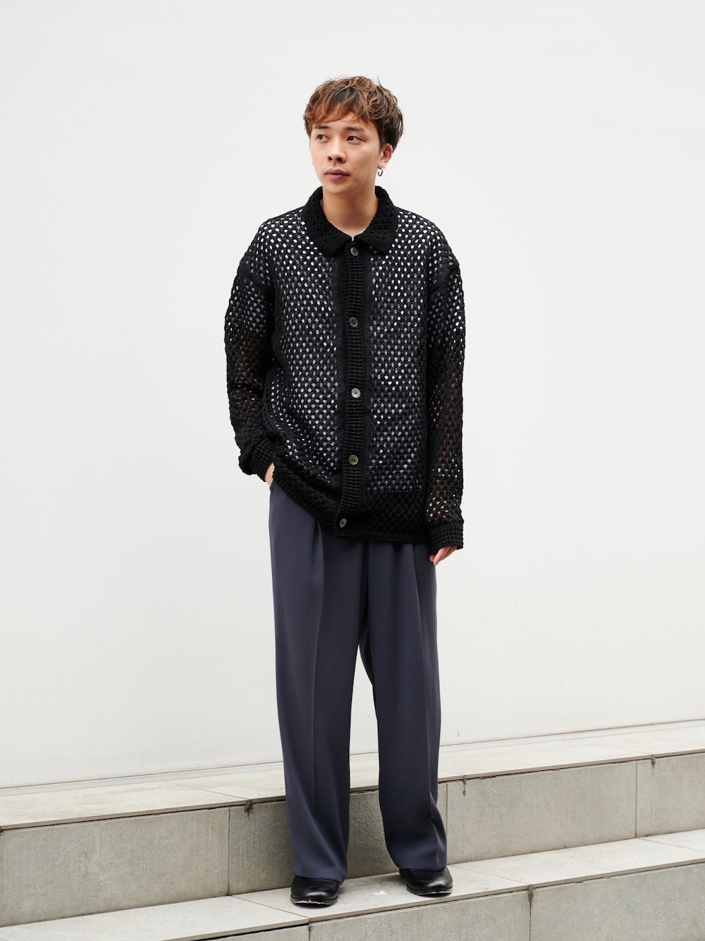 「メッシュ、メッシュシャツ、黒、カジュアルコーデ、STUDIOUS」｜「LiNoHのCROCHET MESH KNIT CARDIGAN/クロシェメッシュポロニットカーディガン（カーディガン/ボレロ、ブラック系）」を使った、白鳥巧史さん（メンズ・170cm）の夏コーディネートの1枚目の写真