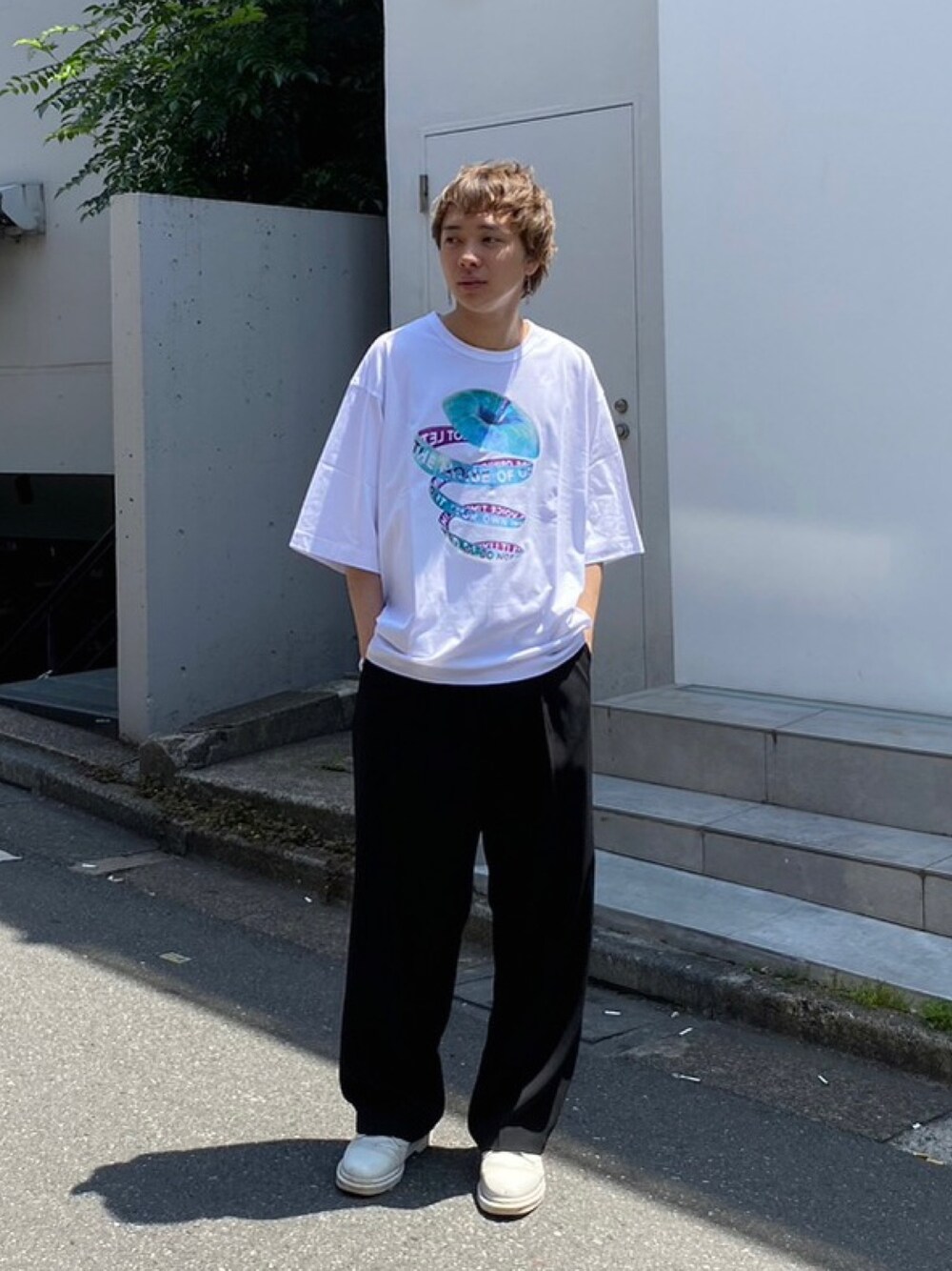 「ストリート、STUDIOUS、SHAREEF」｜「SHAREEFのSTUDIOUS別注 APPLE TEE（Tシャツ/カットソー、ホワイト系）」を使った、白鳥巧史さん（メンズ・170cm）の春コーディネートの1枚目の写真