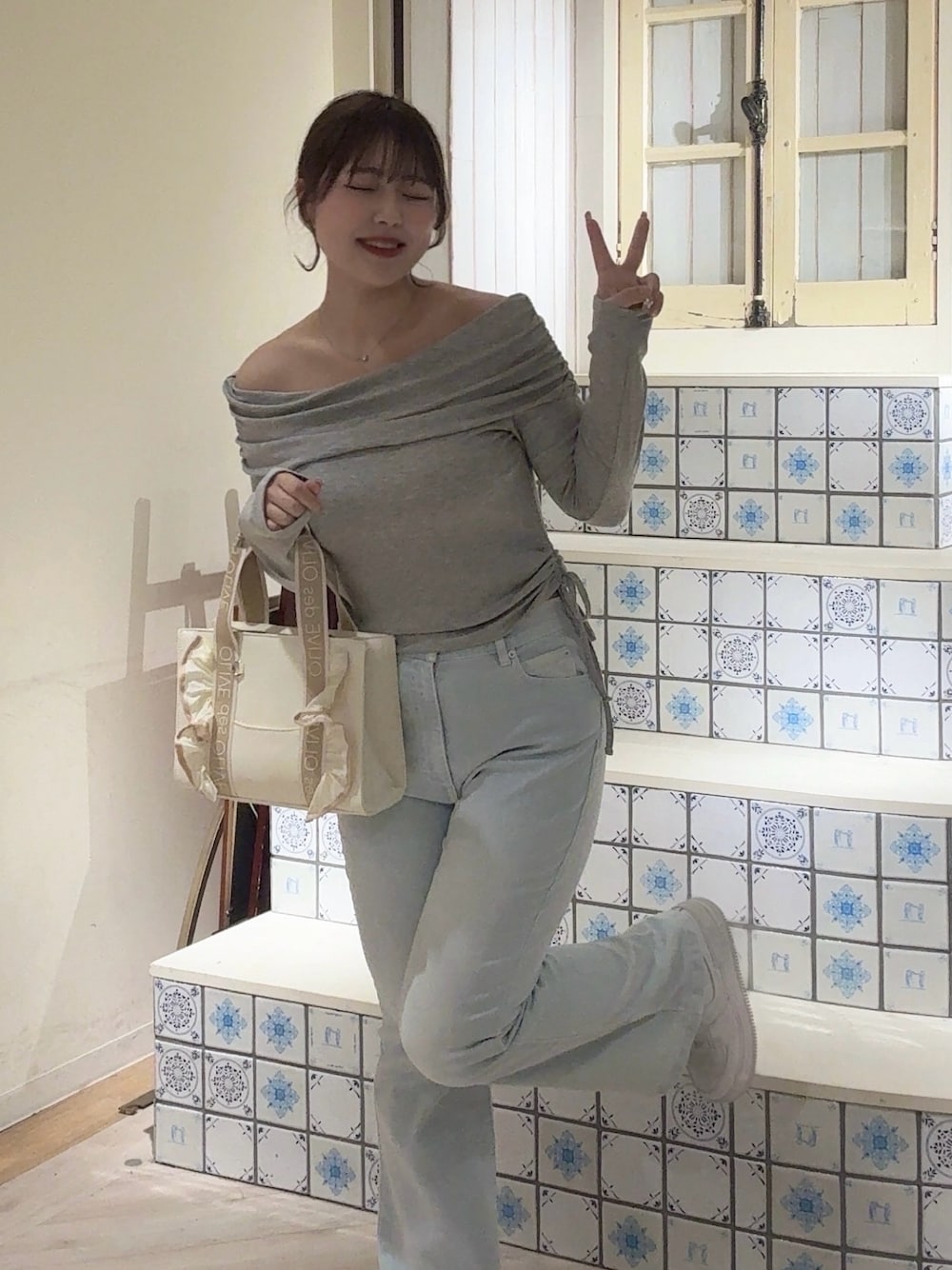 「春めき満開コーデ、オトナカジュアル、韓国ファッション、おでかけコーデ、春服コーデ、シンプルスタイル、おしゃれさんと繋がりたい、大人コーデ、春、デニムコーデ、オフショル、フレアパンツ、骨格ストレート_PAGEBOY、淡色コーデ」｜「OLIVE des OLIVEのピコレースオフショルトップス（Tシャツ/カットソー、グレー系）」を使った、HIROMI さん（骨格ストレート・レディース・163cm）の春コーディネートの1枚目の写真
