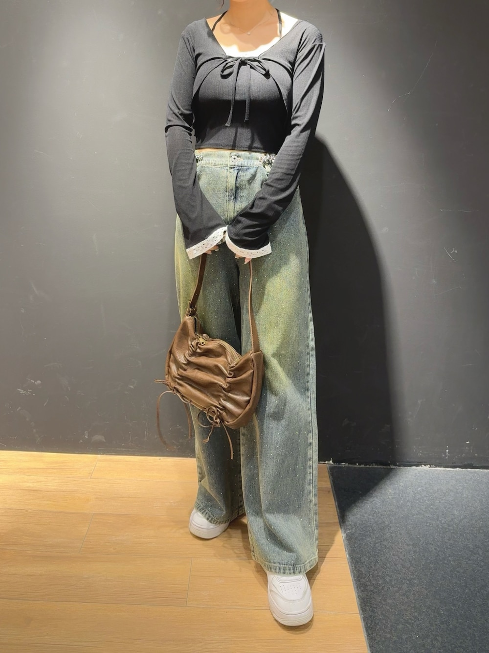 「秋コーデ、おでかけコーデ、オトナ女子、着回しコーデ、初秋コーデ、高身長女子、お洒落さんとつながりたい、通勤コーデ、スニーカーコーデ、厚底スニーカー、タックワイドパンツ、オリーブデオリーブ、キラキラデニム、ボレロ、カジュアル」｜「OLIVE des OLIVEのランダムテレコボレロアンサンブル（アンサンブル、ブラック系）」を使った、HIROMI さん（骨格ストレート・レディース・163cm）の秋コーディネートの1枚目の写真