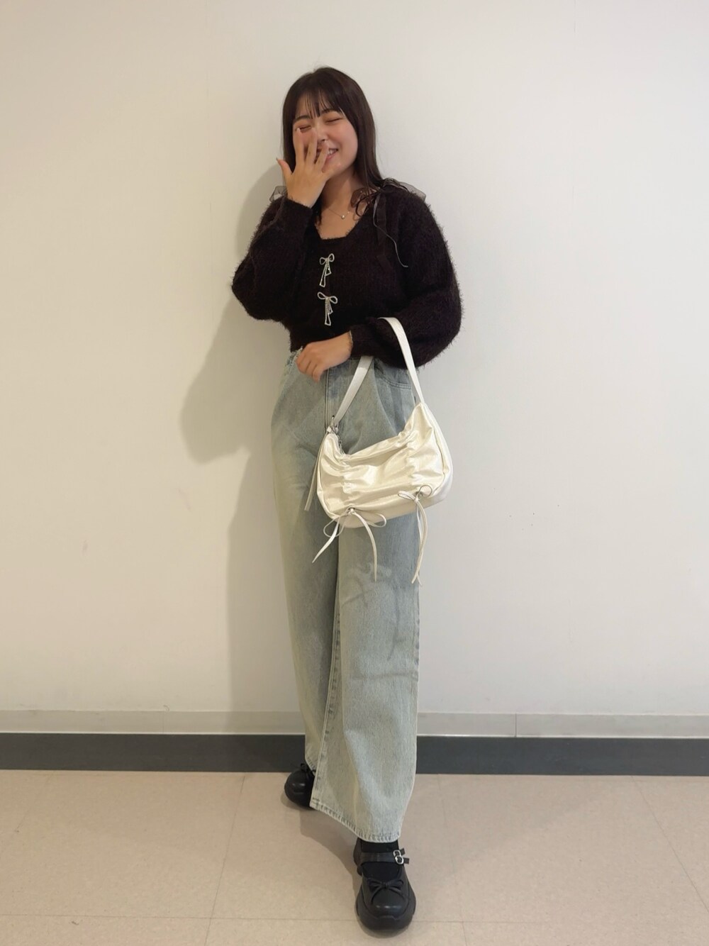 「ブラウン、お出かけコーデ、パンツスタイル、秋のコーデ、秋服、いいね、save、フォローお願いします🤑、おしゃれさんと繋がりたい、大人ガーリー、レイヤード、オリーブデオリーブ、カーディガン、ビジューカーディガン、ワイドデニム、バレエシューズ、ふわふわカーディガン」｜「OLIVE des OLIVEのスニーカーソールバレーシューズ（スニーカー、ブラック系）」を使った、HIROMI さん（骨格ストレート・レディース・163cm）の秋コーディネートの1枚目の写真