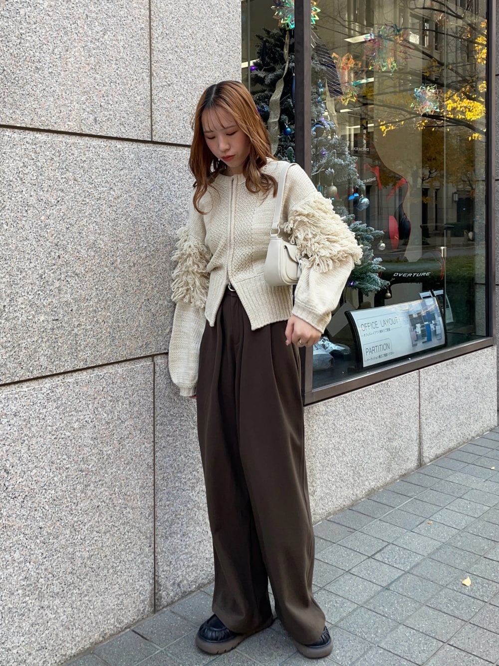 「冬コーデ、クリスマスに着たい服、マイベストコーデ2024、ニットコーデ、ブラウン、ショルダーバッグ、厚底ブーツ、ローファー、デートコーデ、ニット、カーディガン、カーディガン男子、ラフコーデ、おでかけコーデ、クリスマスコーデ」｜「cheriellaの【cheriella】ベルト付きタックワイドパンツ（その他パンツ、ブラウン系）」を使った、bitaさん（骨格ストレート・レディース・162cm）の冬コーディネートの1枚目の写真