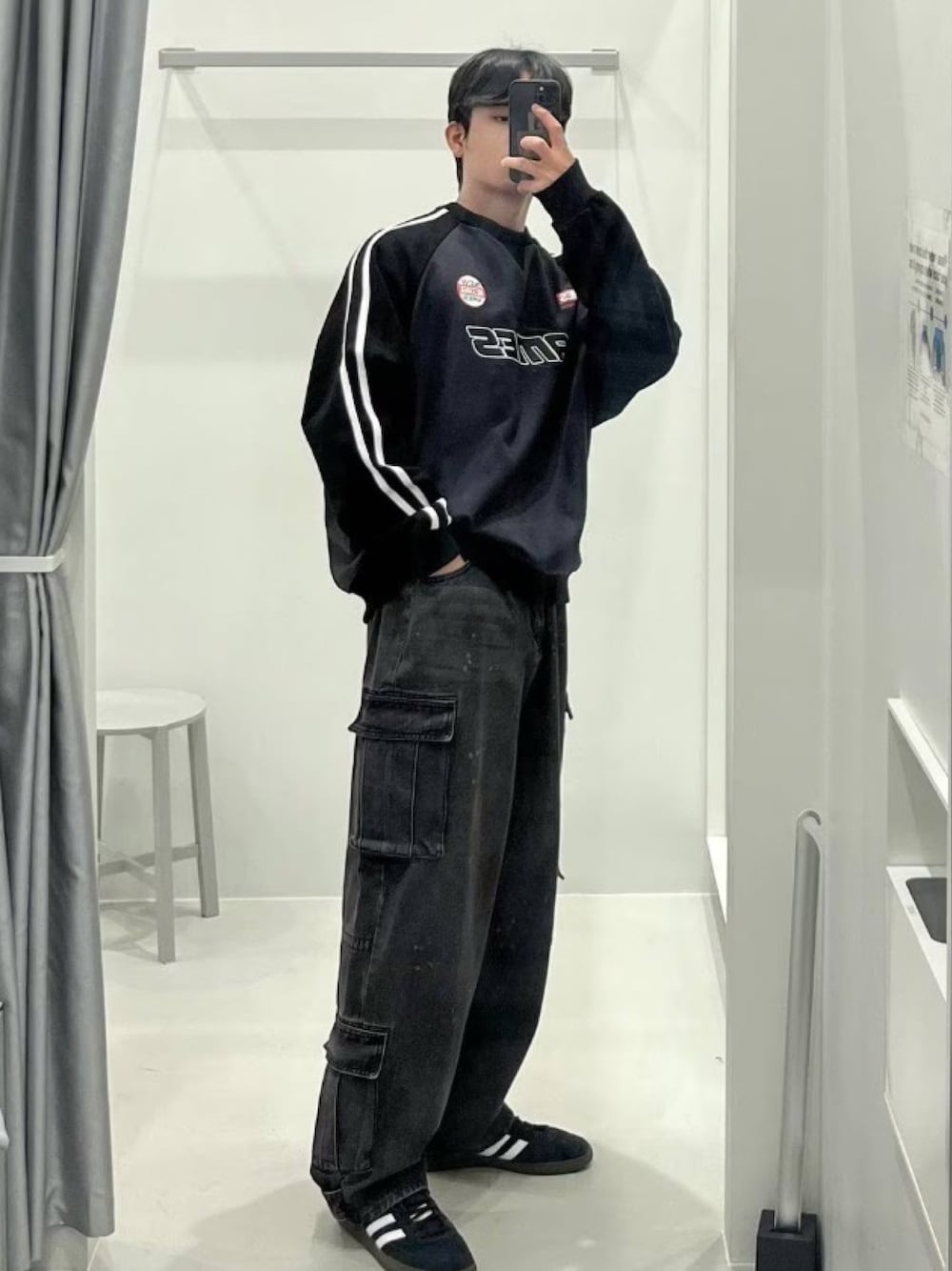 「ALAND、韓国ファッション、韓国ブランド、スウェット、ストリート、デニム、デニムパンツ」｜「AMESWORLDWIDEの【UNISEX】AMES WORLDWIDE／スリーブステッチ プルオーバー（ウラケ） 2111560（スウェット、グレー系）」を使った、ALAND JAPANさん（メンズ・174cm）の春コーディネートの1枚目の写真