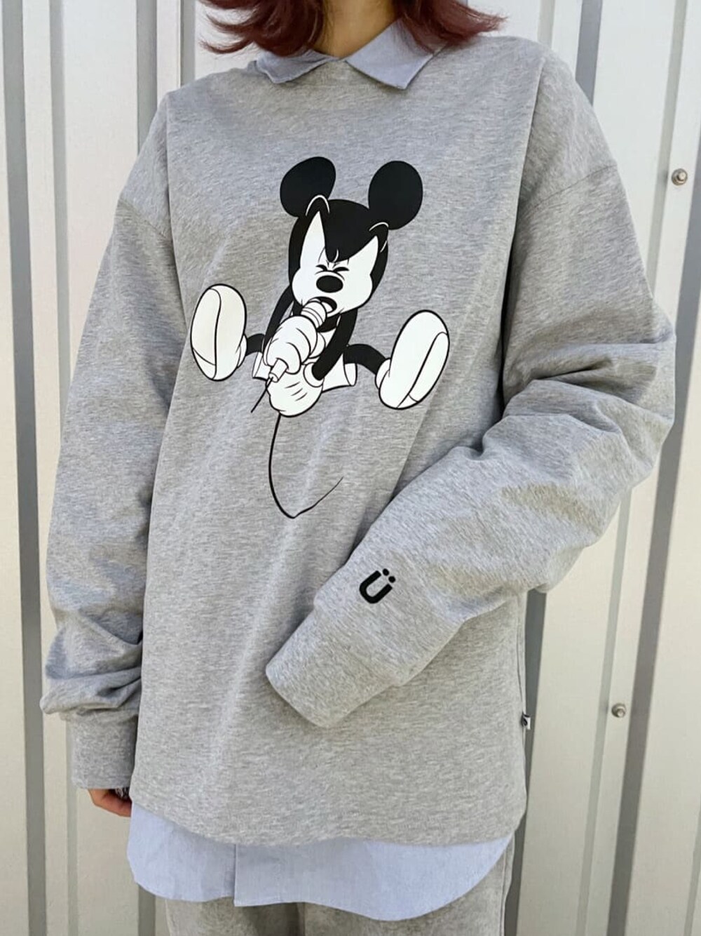 グレー系のTシャツ/カットソー、グレー系のパンツ、ブルー系のシャツ/ブラウスを着用したレディースの春コーディネートの4枚目の写真