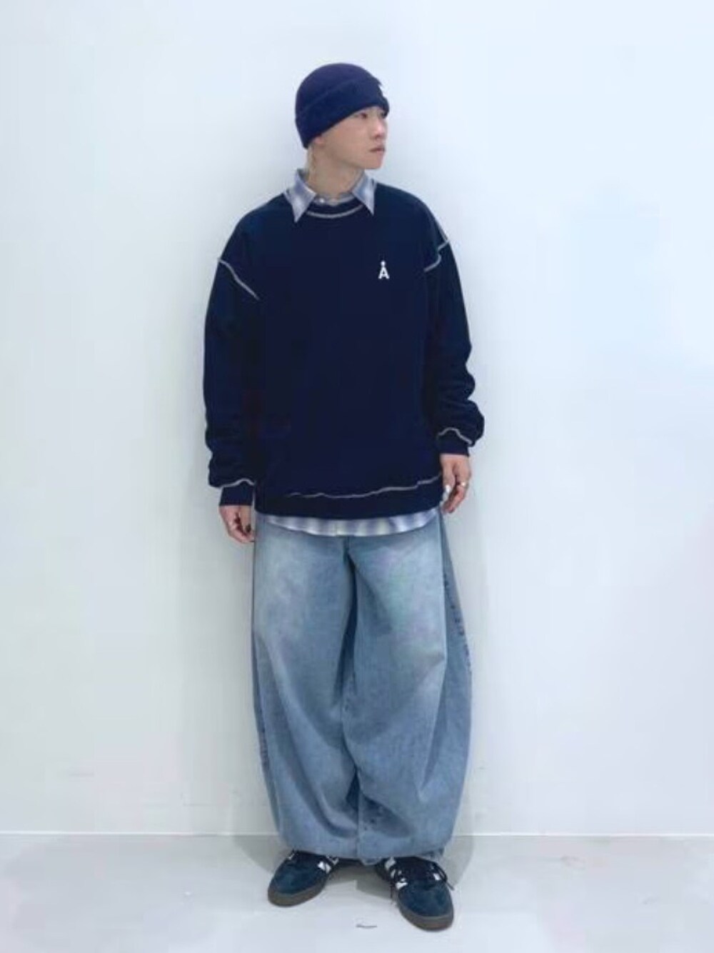 「ALAND、韓国ファッション、韓国ブランド、スウェット、デニム、デニムパンツ、シャツスタイル」｜「ALANDの【UNISEX】ALAND／リバースステッチプルオーバー 2997318（スウェット、ブルー系）」を使った、ALAND JAPANさん（メンズ・173cm）の春コーディネートの1枚目の写真