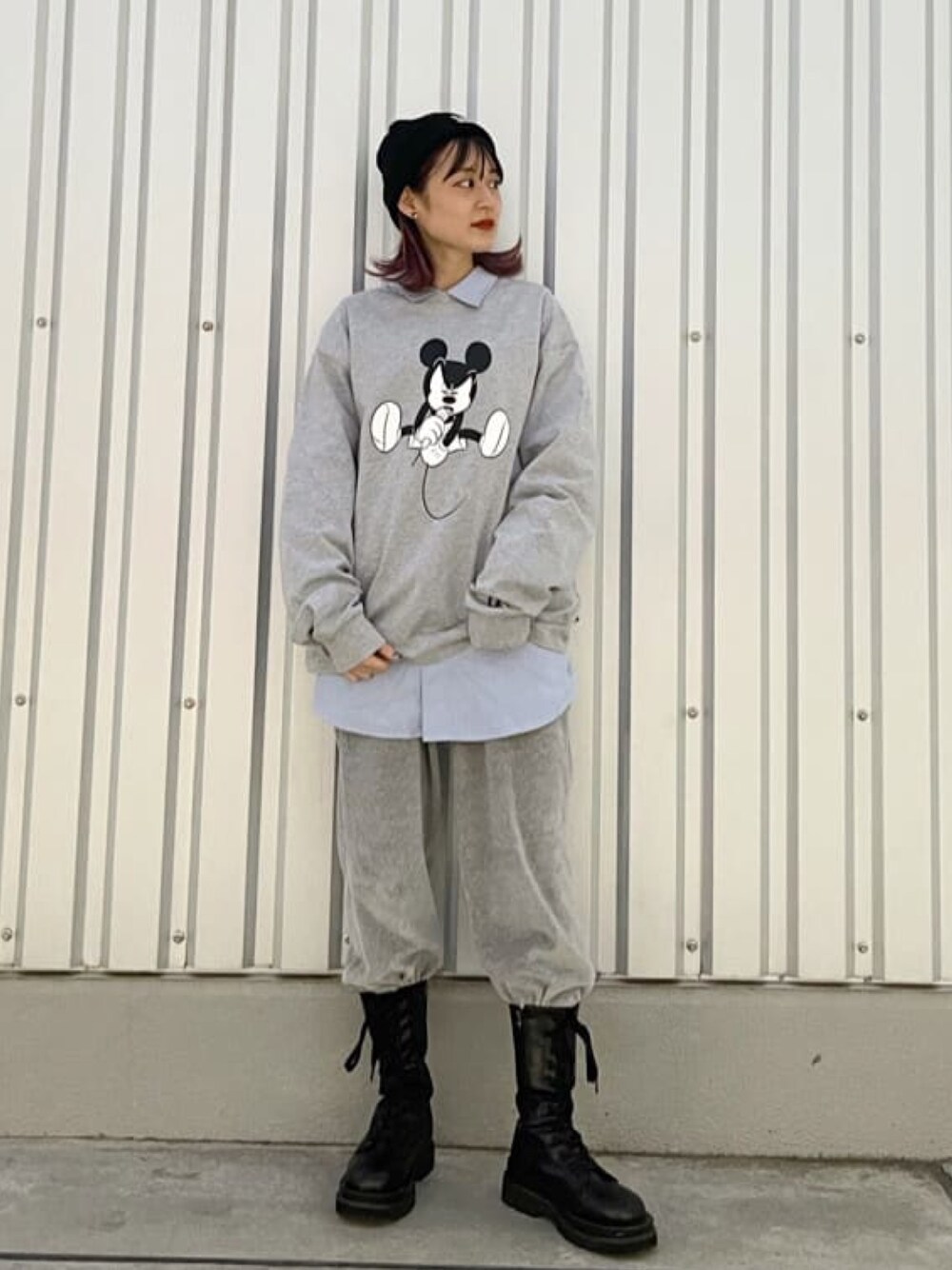 グレー系のTシャツ/カットソー、グレー系のパンツ、ブルー系のシャツ/ブラウスを着用したレディースの春コーディネートの2枚目の写真