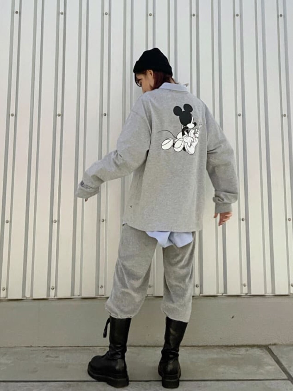 グレー系のTシャツ/カットソー、グレー系のパンツ、ブルー系のシャツ/ブラウスを着用したレディースの春コーディネートの3枚目の写真