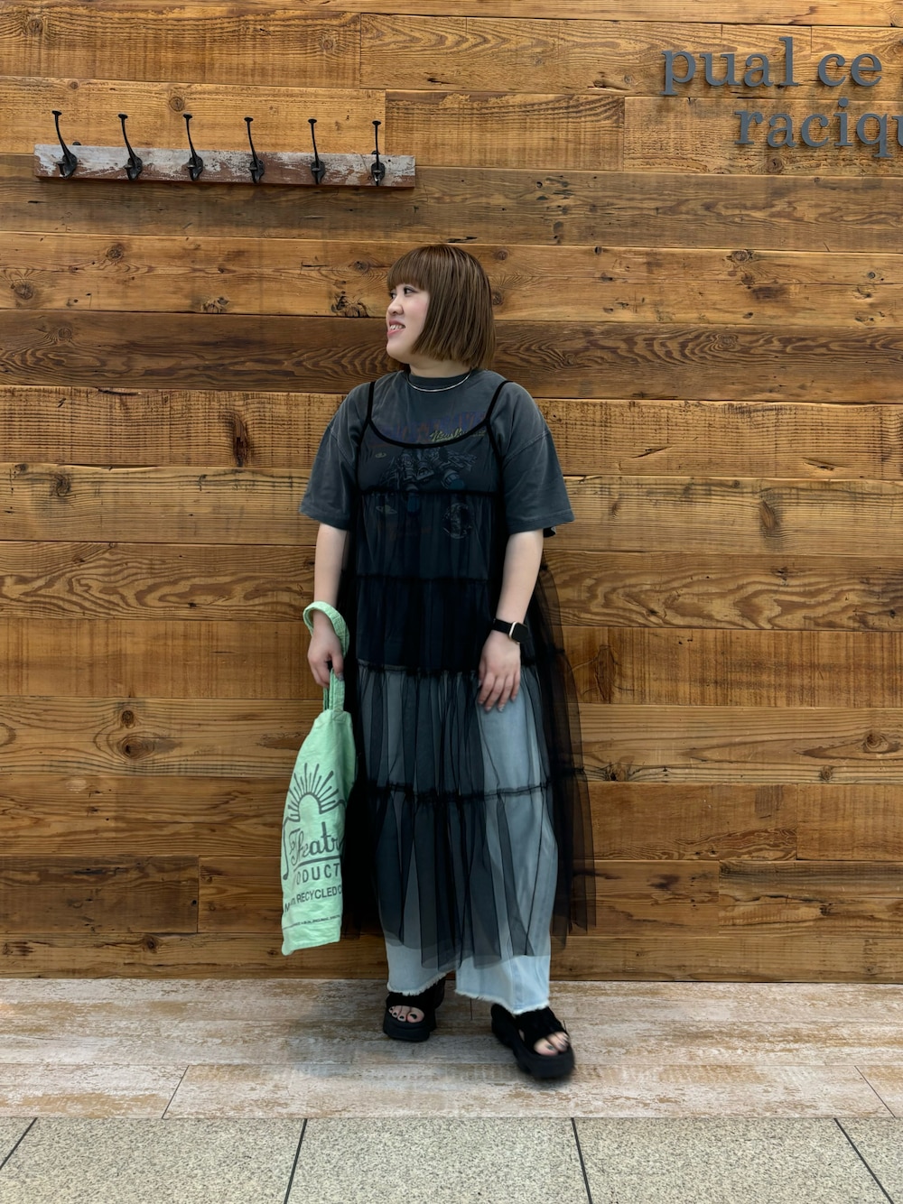 「ロゴT、大人可愛い、カジュアルコーデ、30代コーデ、ピュアルセシン、チュール、キャミワンピ、シアタープロダクツ(THEATRE PRODUCTS)、ナイキ、サンダル、デニム」｜「PUAL CE CINのヴィンテージライク"Space Travel"T（Tシャツ/カットソー、グレー系）」を使った、なかじさん（レディース・158cm）の夏コーディネートの1枚目の写真