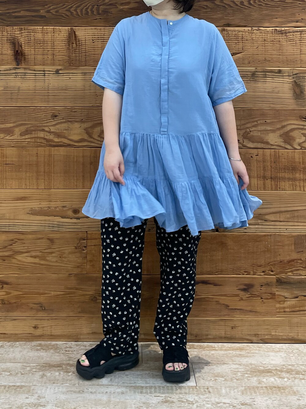 ブルー系のシャツ/ブラウス、ブルー系のその他パンツ、ブラック系のサンダルを着用したレディースの夏コーディネートの1枚目の写真