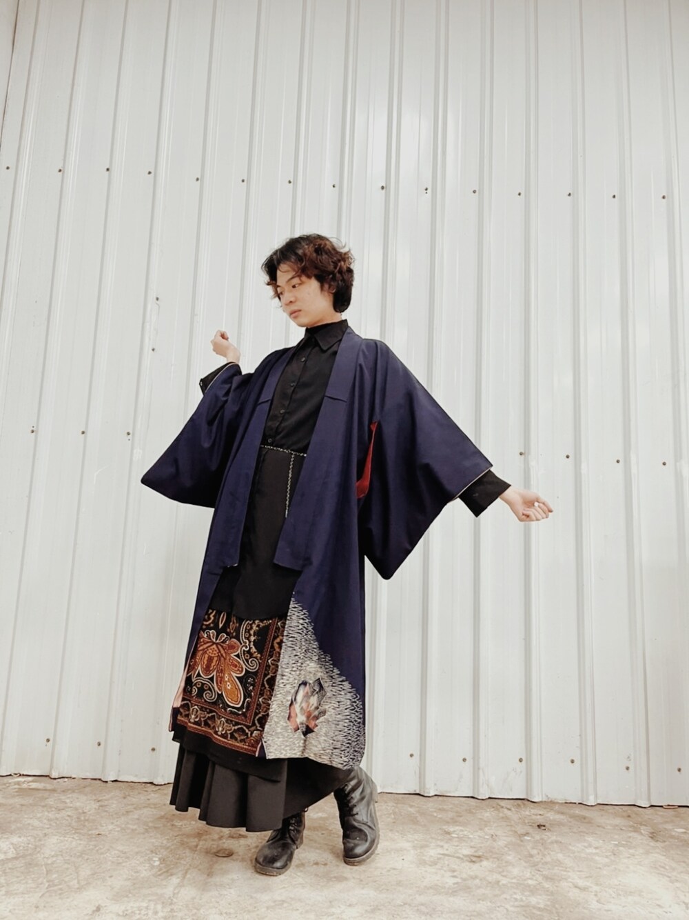 「VII&COのアイテム（シャツ/ブラウス、ブラック系）」を使った、宴さん（メンズ・176cm）の春コーディネートの4枚目の写真