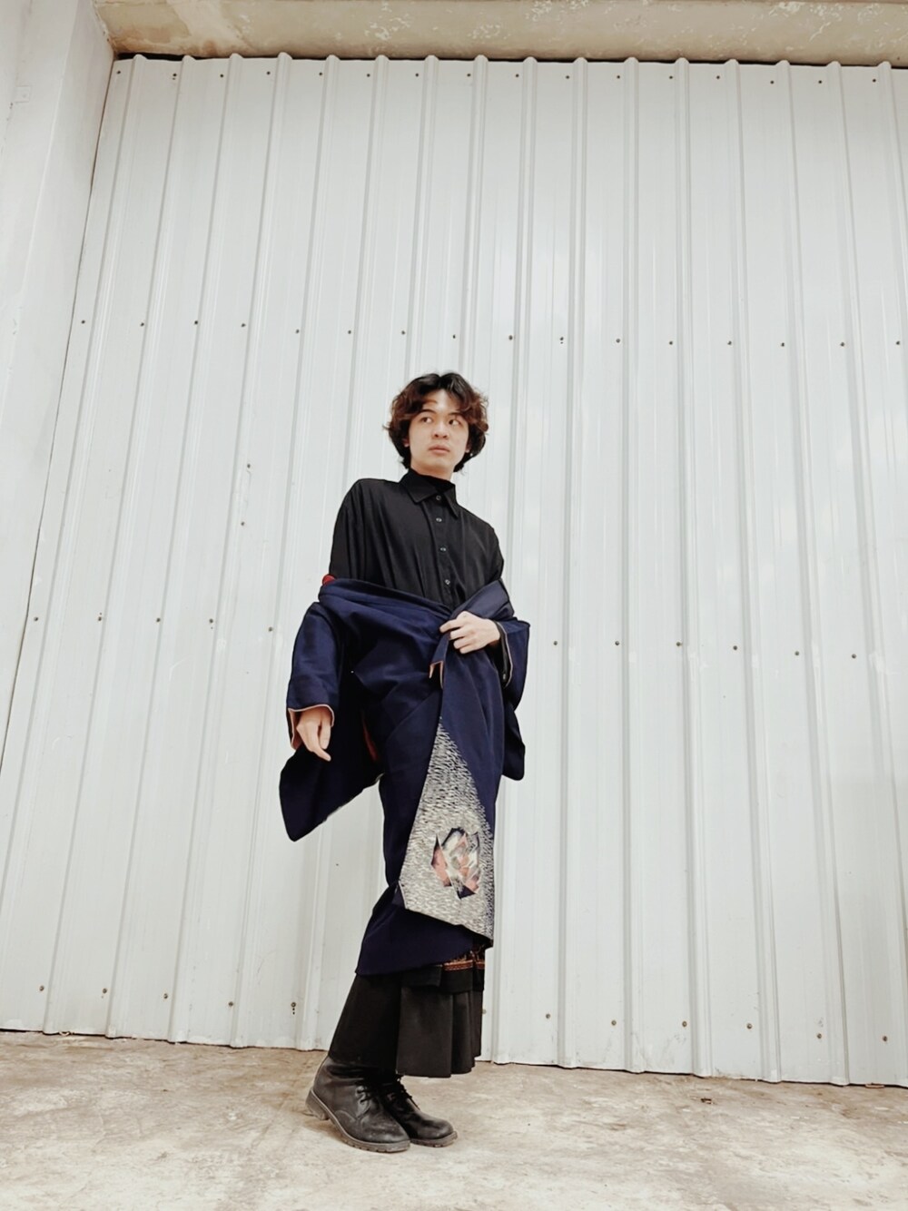 「VII&COのアイテム（シャツ/ブラウス、ブラック系）」を使った、宴さん（メンズ・176cm）の春コーディネートの1枚目の写真