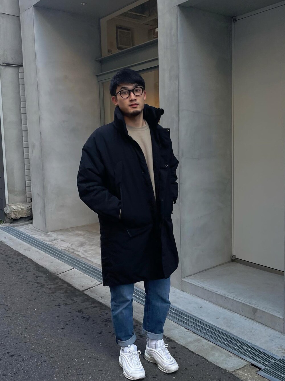 「カジュアルコーデ、大人コーデ、スニーカー、きれいめカジュアル、ユニクロ、GU、ユニクロコーデ、GUコーデ、AKTR、AIRMAX97、エアマックス97、ナイキ、ナイキスニーカー、NIKE AIR MAX、NIKE」｜「AKTRのアイテム（ダウンジャケット/コート、ブラック系）」を使った、dannanokyujitsuさん（メンズ・175cm）の春コーディネートの1枚目の写真