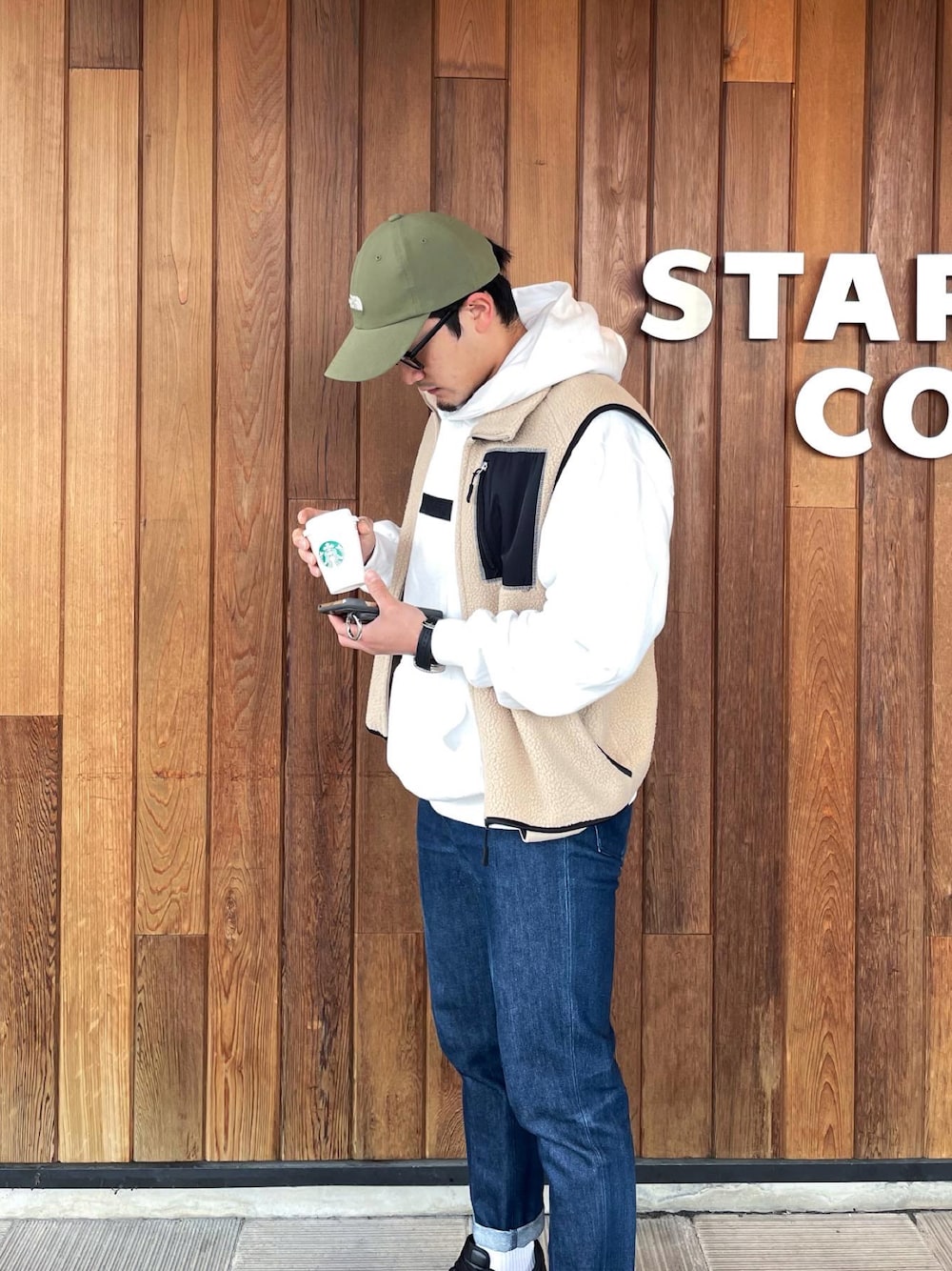 「シンプルコーデ、休日スタイル、おしゃれさんと繋がりたい、大人コーデ、ユニクロ、ユニクロコーデ、ユニクロパンツ、ユニクロデニム、H&M、AKTR、UNIQLO、デニム、パーカー、パーカーコーデ、パーカー×デニム」｜「green label relaxingのアイテム（デニムパンツ、ブルー系）」を使った、dannanokyujitsuさん（メンズ・175cm）の春コーディネートの1枚目の写真