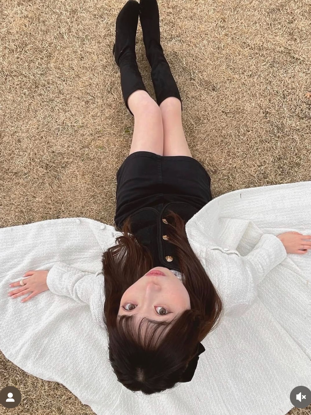 「オトナカワイイ、大人ガーリー、モノトーンコーデ、リボン、韓国ファッション、韓国コーデ、ツイード、キレイめコーデ、ホワイトコーデ、モノトーン、ロングコート、ロングブーツ、オトナ女子、WEARタイアップ」｜「JUNOAHのツイードロングフレアコート（その他アウター、ホワイト系）」を使った、nanami.さん（骨格ウェーブ・レディース・162cm）の冬コーディネートの1枚目の写真