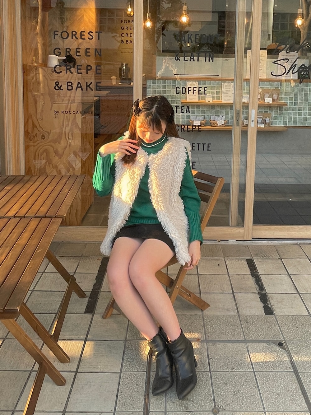 「大人コーデ、休日コーデ、GeeRA、ZOZOTOWN、秋冬コーデ、お洒落さんとつながりたい、今日のコーデ、高身長コーデ、ootd、カラー×コーデ、ニット、カラーコーデ、ファーベスト、ミニスカート」｜「WEGOのWEGO/【XS～Lサイズ】タイトミニスカート（デニムスカート、ブラック系）」を使った、nanami.さん（骨格ウェーブ・レディース・162cm）の秋コーディネートの1枚目の写真