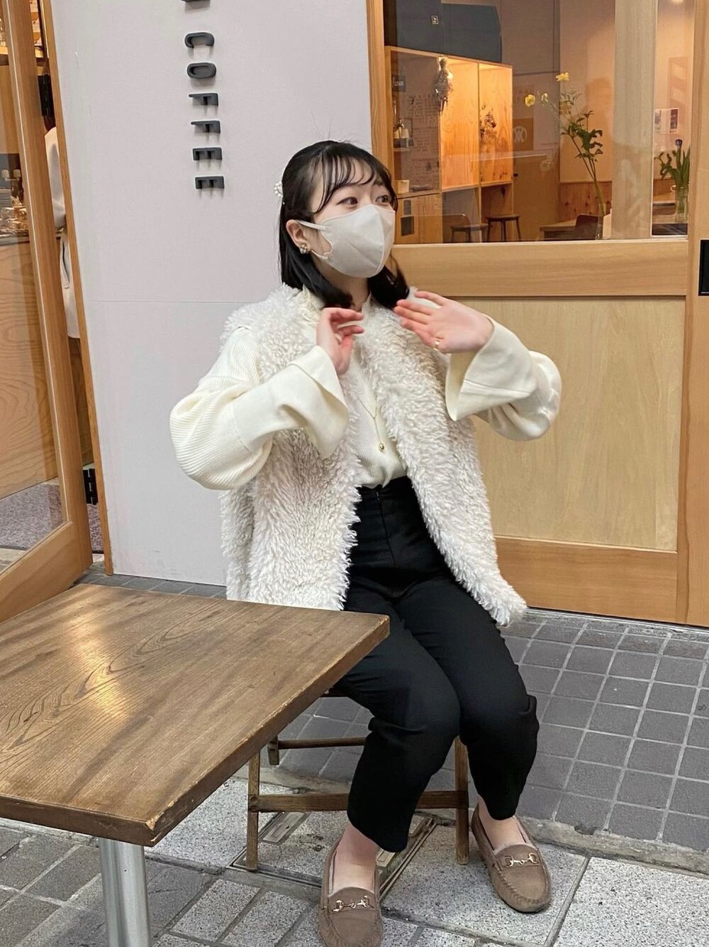 「ZOZOTOWN、淡色、淡色コーデ、淡色女子、休日コーデ、大人女子、ホワイト、ファーベスト、カジュアル、シンプルコーデ、きれいめカジュアル、お洒落さんとつながりたい、モノトーンコーデ、高身長女子」｜「しまむらのアイテム（シューズ、ブラウン系）」を使った、nanami.さん（骨格ウェーブ・レディース・162cm）の夏コーディネートの1枚目の写真