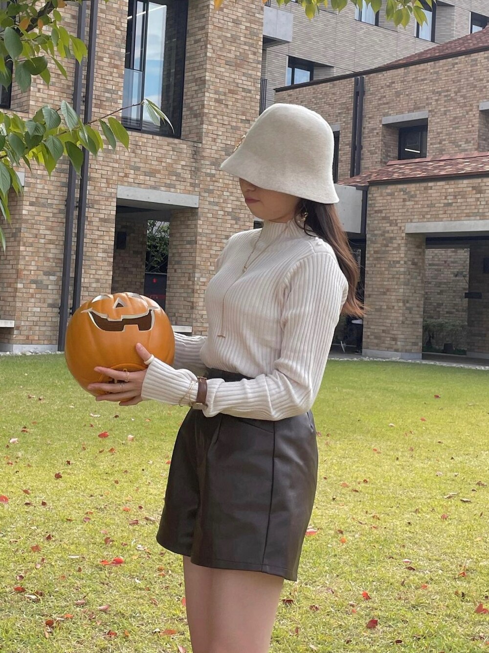 「秋のコーデ、休日コーデ、秋服、シンプルコーデ、オトナカワイイ、着回しコーデ、ニットコーデ、タートルネック、キレイめ、バケハ、PR、ootd、淡色コーデ」｜「LOWRYSFARMのアイテム（ハット、ベージュ系）」を使った、nanami.さん（骨格ウェーブ・レディース・162cm）の秋コーディネートの1枚目の写真