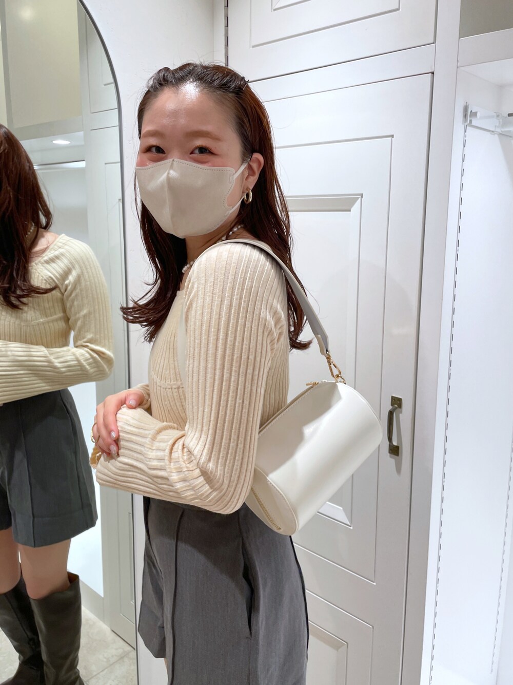 「秋先取りコーデ、秋服、オトナカジュアル、カジュアルコーデ、今日のコーデ、初秋コーデ、ショルダーバッグ、カラーコーデ、ショートパンツ、ロングブーツ」｜「mysticのアイテム（トップス、ベージュ系）」を使った、Nishimura Misakiさん（レディース・160cm）の秋コーディネートの1枚目の写真