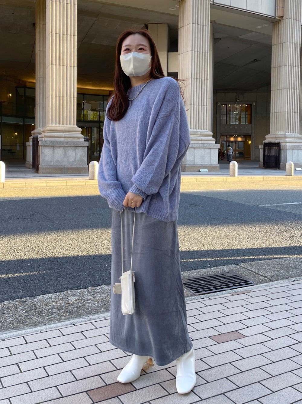「大人カジュアル、WEARハロウィン2022、秋冬コーデ、シンプル、キャミワンピース、ブルーコーデ、ブルー、ニット、シアーニット」｜「mysticのモヘアシアーニット（ニット/セーター、ブルー系）」を使った、Nishimura Misakiさん（レディース・160cm）の秋コーディネートの1枚目の写真