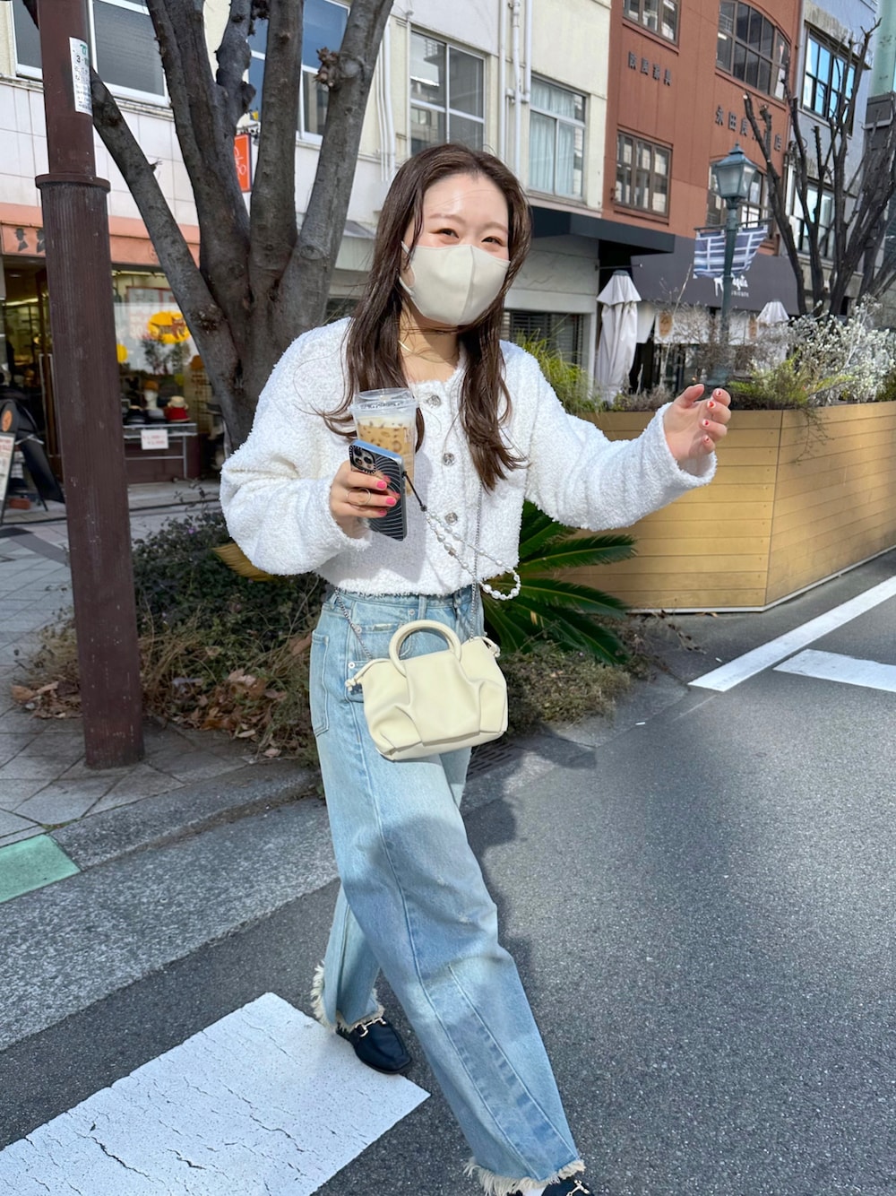 「私の推しブランド、休日コーデ、オトナカジュアル、パンツコーデ、おでかけコーデ、モノトーンコーデ、カジュアル、白カーディガン、デニム、春福、春服コーデ、骨格ストレート、ワイドデニム」｜「mysticの【カラー展開豊富】リボンヤーンショートカーディガン（カーディガン/ボレロ、ホワイト系）」を使った、Nishimura Misakiさん（レディース・160cm）の冬コーディネートの1枚目の写真