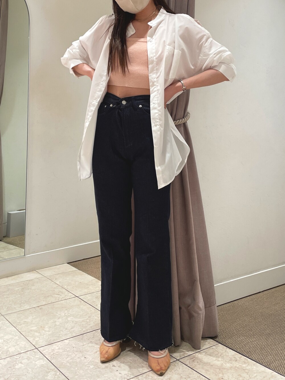 ホワイト系のシャツ/ブラウス、ブルー系のデニムパンツ、ベージュ系のサンダルを着用したレディースの春コーディネートの1枚目の写真