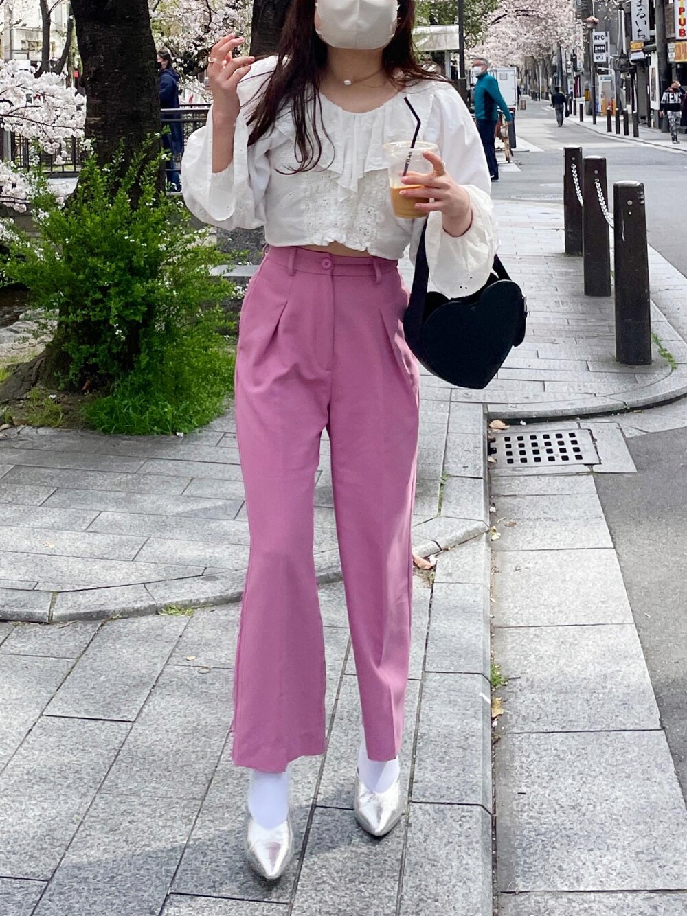 「春、今日のコーデ、春カラー、大人コーデ、ラフ、きれいめカジュアル、お洒落さんとつながりたい、カラーコーデ、ナチュラル、はるコーデ、お花見、お花見コーデ、ブラウス×パンツ、ピンク、ピンクコーデ」｜「mysticのセンタープレスタックパンツ（その他パンツ、ピンク系）」を使った、Nishimura Misakiさん（レディース・160cm）の春コーディネートの1枚目の写真