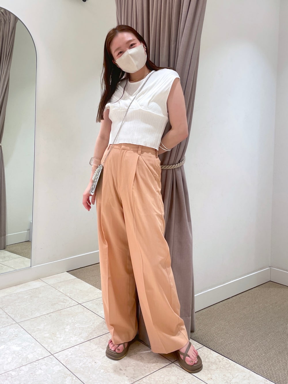 「大人カジュアル、今日のコーデ、カジュアル、大人女子、オトナカワイイ、きれいめカジュアル、カラーコーデ、スラックス、スラックスコーデ、ootd、ホワイト」｜「mysticのレイヤードクロスニット（ニット/セーター、ホワイト系）」を使った、Nishimura Misakiさん（レディース・160cm）の夏コーディネートの1枚目の写真