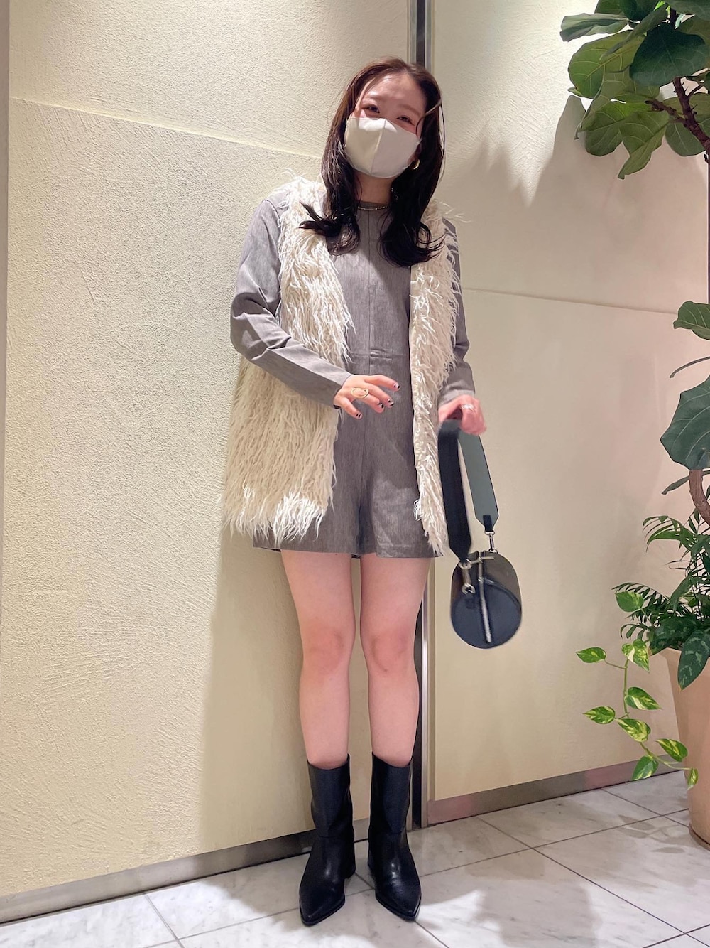 「秋、秋ルック紹介するよ、シンプル、休日スタイル、オトナ女子、今日のコーデ、秋冬コーデ、オールインワン、オールインワンコーデ、ファーベスト、ファーベストコーデ、骨格ストレート」｜「mysticのアイテム（トップス、ホワイト系）」を使った、Nishimura Misakiさん（レディース・160cm）の秋コーディネートの1枚目の写真