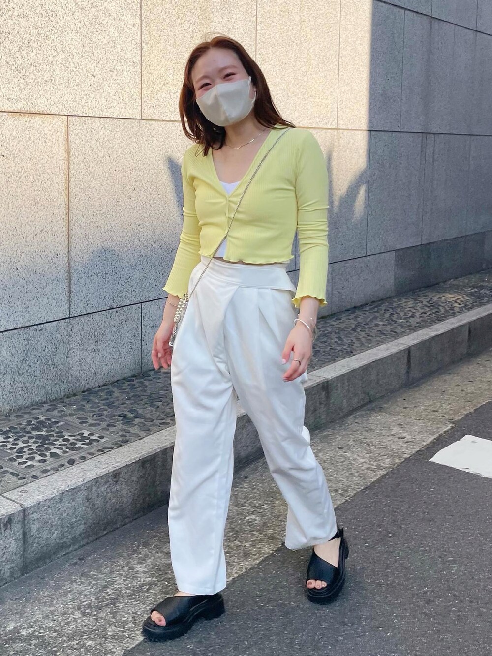 「オトナカジュアル、ゆるコーデ、レイヤードスタイル、初夏コーデ、カラーコーデ、イエロー、イエローコーデ、カラフル、カラフルコーデ、骨格ストレート、骨格診断ストレート」｜「mysticのカットリブチビカーディガン（カーディガン/ボレロ、イエロー系）」を使った、Nishimura Misakiさん（レディース・160cm）の春コーディネートの1枚目の写真