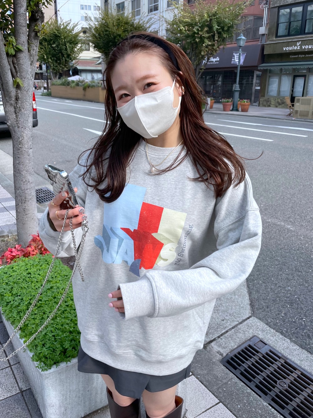 「大人カジュアル、秋冬コーデ、ゆるコーデ、シンプル、スウェット、スウェットパーカー、ショートパンツ」｜「mysticのJAWS / スウェット（スウェット、グレー系）」を使った、Nishimura Misakiさん（レディース・160cm）の秋コーディネートの1枚目の写真