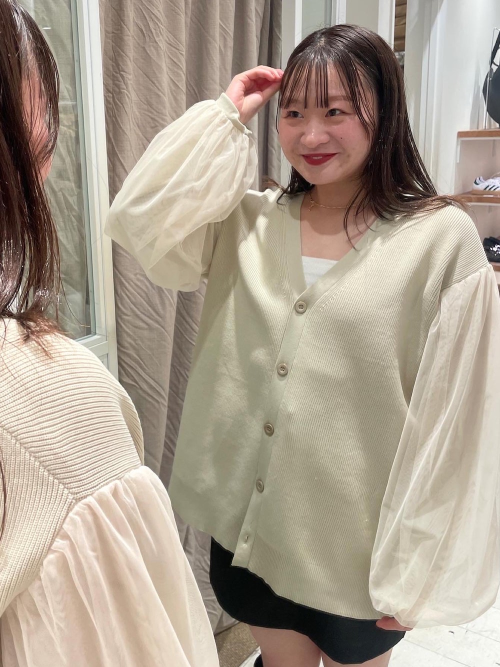 「冬を彩る色いろコーデ、着回しコーデ、冬、ラフコーデ」｜「mysticの【サイズ展開あり】チュールスリーブカーディガン（カーディガン/ボレロ、ベージュ系）」を使った、Nishimura Misakiさん（レディース・160cm）の冬コーディネートの1枚目の写真