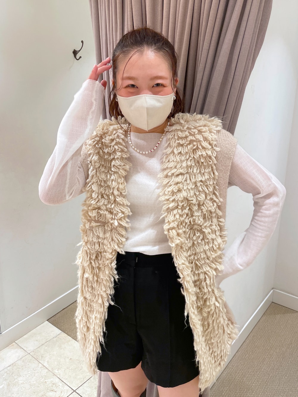 「初秋コーデ、カジュアルコーデ、秋のコーデ、オトナ女子、着回しコーデ、お洒落さんとつながりたい、ショートパンツ、ファーベスト、ファーベストコーデ、骨格ストレート」｜「mysticのシアーニットプルオーバー【結婚式/オケージョンスタイル】（ニット/セーター、ホワイト系）」を使った、Nishimura Misakiさん（レディース・160cm）の秋コーディネートの1枚目の写真