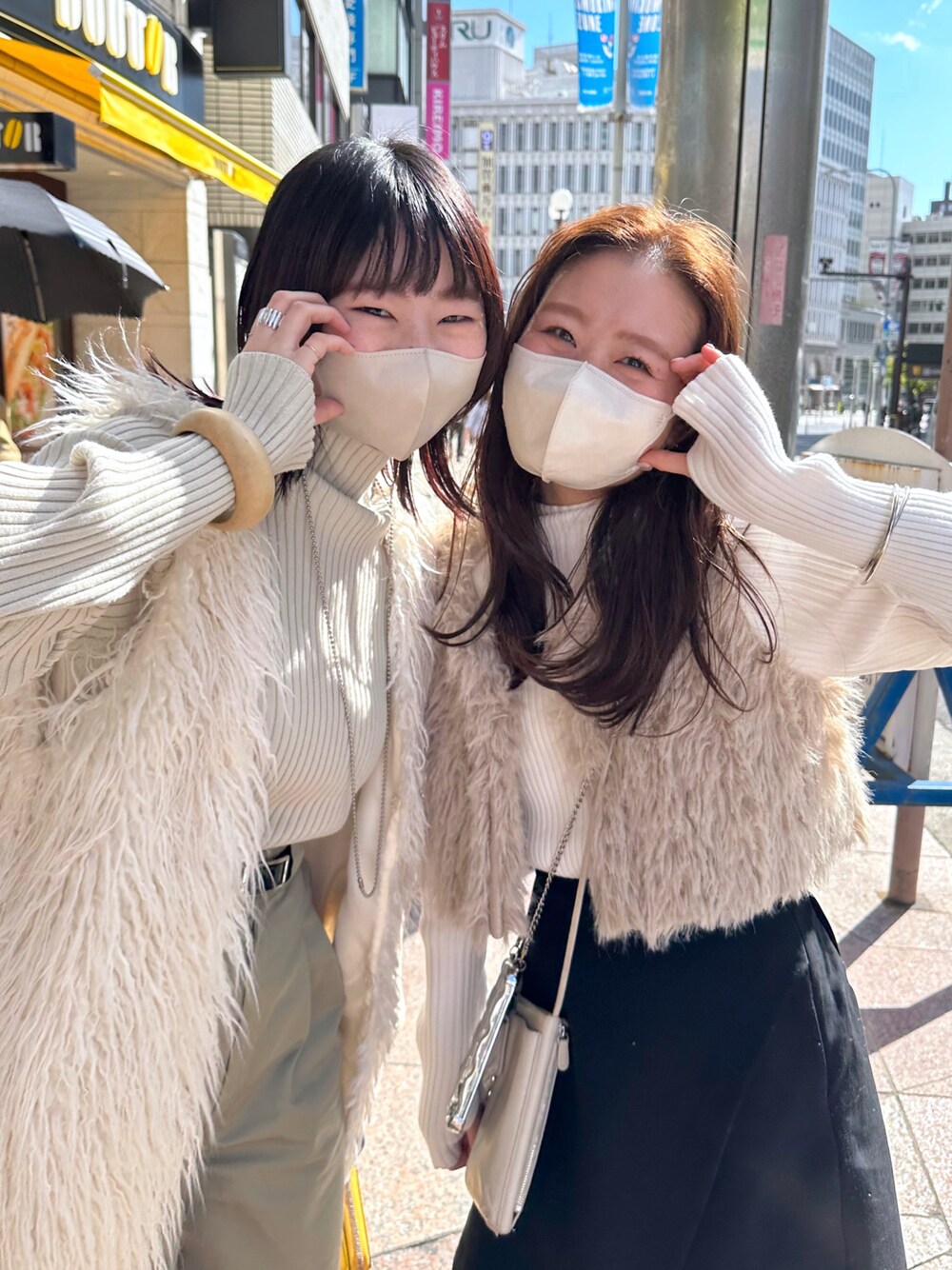 「大人カジュアル、WEARハロウィン2022、休日スタイル、ゆるコーデ、シンプル、おしゃれさんと繋がりたい、きれいめカジュアル、着回しコーデ、大人女子、カジュアル、カラーコーデ、ファーベスト、ファーベストコーデ」｜「mysticの【2022AW】フェイクファーロングベスト（ベスト、ホワイト系）」を使った、Nishimura Misakiさん（レディース・160cm）の秋コーディネートの1枚目の写真