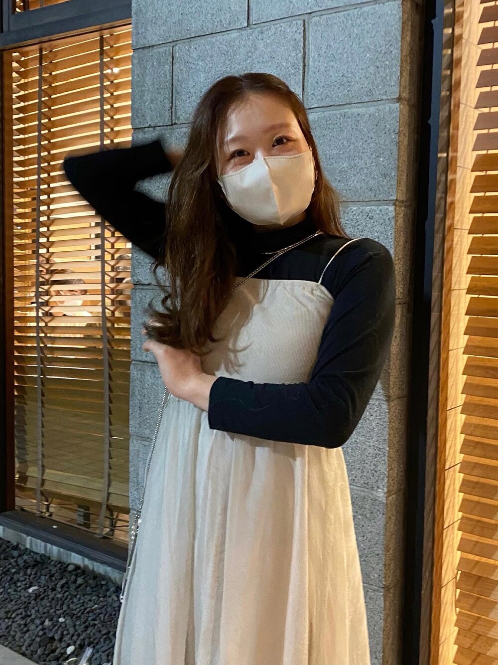 「休日スタイル、カジュアル、プチプラコーデ、シンプルコーデ、あったかコーデ、オトナカワイイ、大人女子、秋コーデ、ootd、ワンピース、ワンピースコーデ」｜「mysticの【サイズ展開あり】シアーベアキャミワンピース（ワンピース、ベージュ系）」を使った、Nishimura Misakiさん（レディース・160cm）の秋コーディネートの1枚目の写真