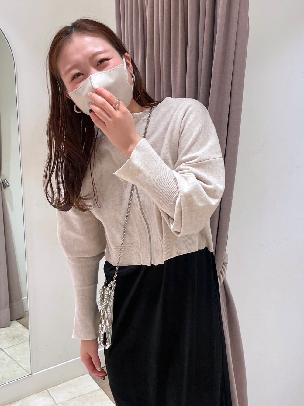 「大人カジュアル、秋服コーデ、カジュアル、ニット、オトナ女子、秋冬、お洒落さんとつながりたい、きれいめコーディネート、キャミワンピース」｜「mysticのポイントスリーブニット（ニット/セーター、ホワイト系）」を使った、Nishimura Misakiさん（レディース・160cm）の秋コーディネートの1枚目の写真