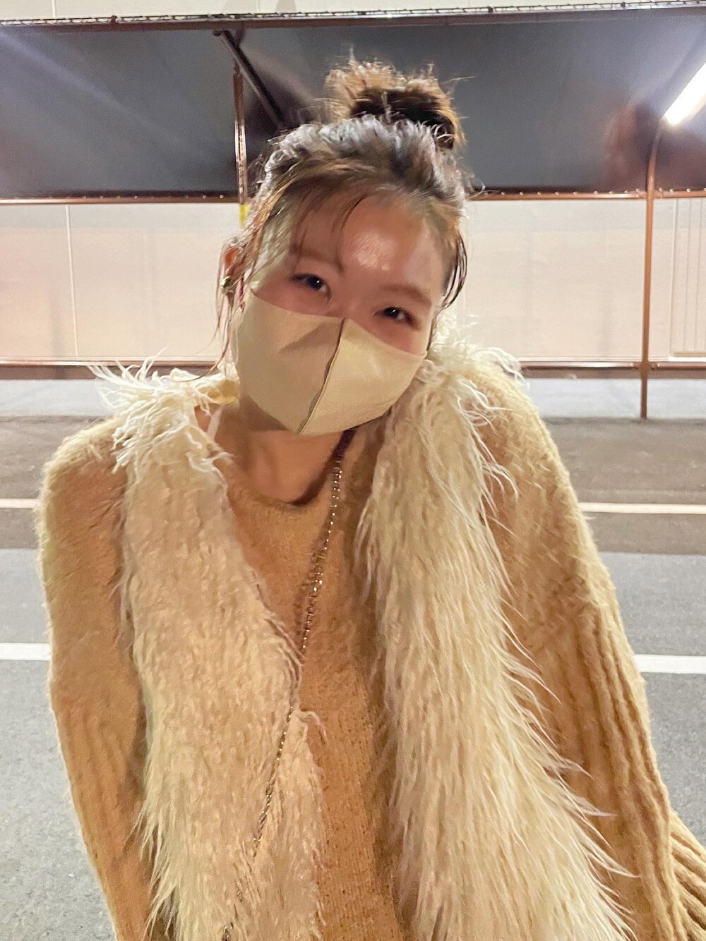 「WEARハロウィン2022、ファーベスト、ファーベストコーデ、秋冬コーデ、大人カジュアル、ゆるコーデ、大人女子、秋、ニットコーデ、着回しコーデ」｜「mysticの【2022AW】フェイクファーロングベスト（ベスト、ホワイト系）」を使った、Nishimura Misakiさん（レディース・160cm）の秋コーディネートの1枚目の写真