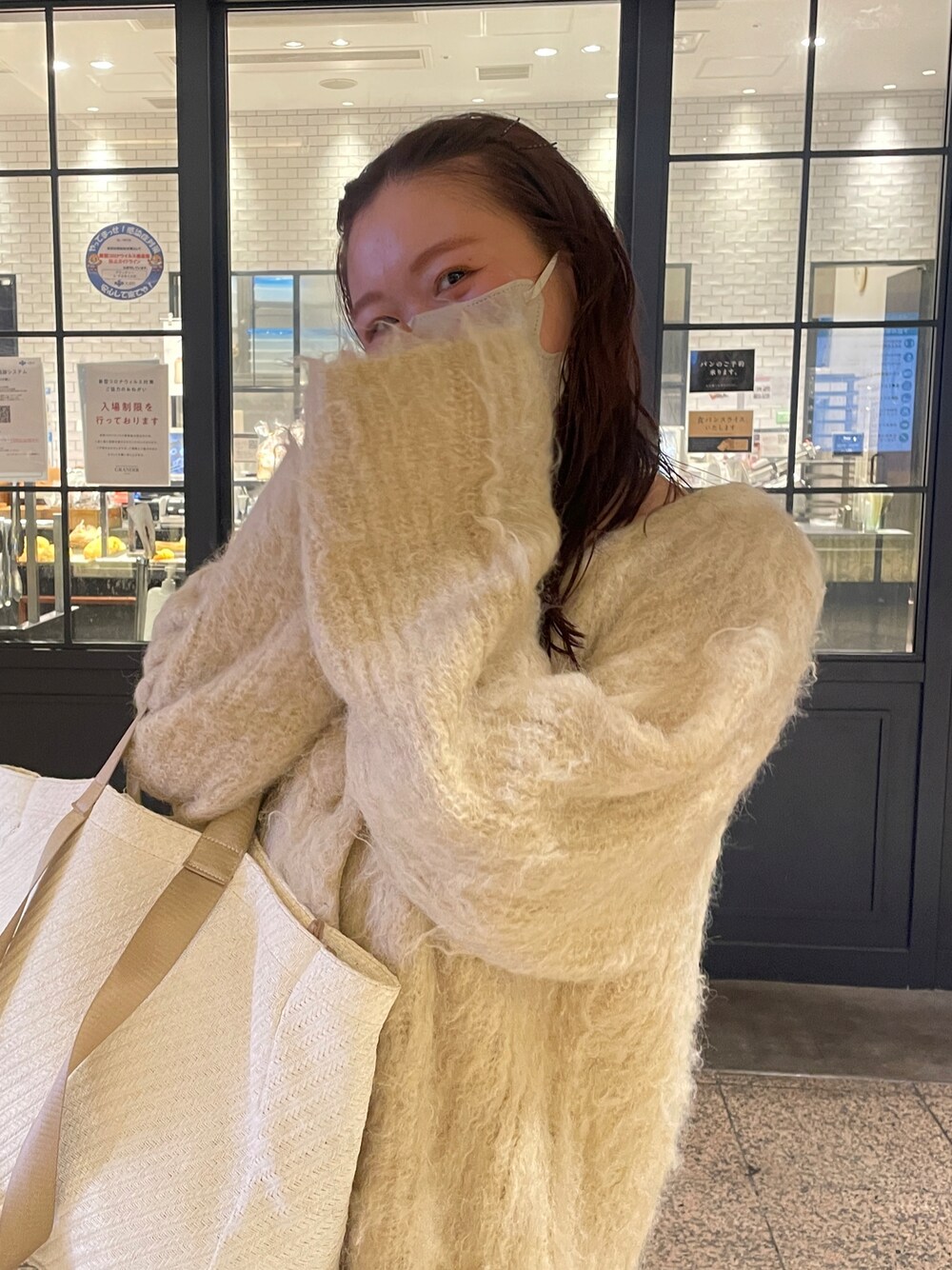 「シンプルコーデ、秋服準備はじめました、秋コーデ、カーディガン、カーディガンコーデ、ロングブーツ、ロングブーツコーデ、秋先取りコーデ、秋服、大人かわいい、ショートパンツ、キレイめ、ニット」｜「mysticのウール混シャギーカーディガン（カーディガン/ボレロ、ベージュ系）」を使った、Nishimura Misakiさん（レディース・160cm）の秋コーディネートの1枚目の写真