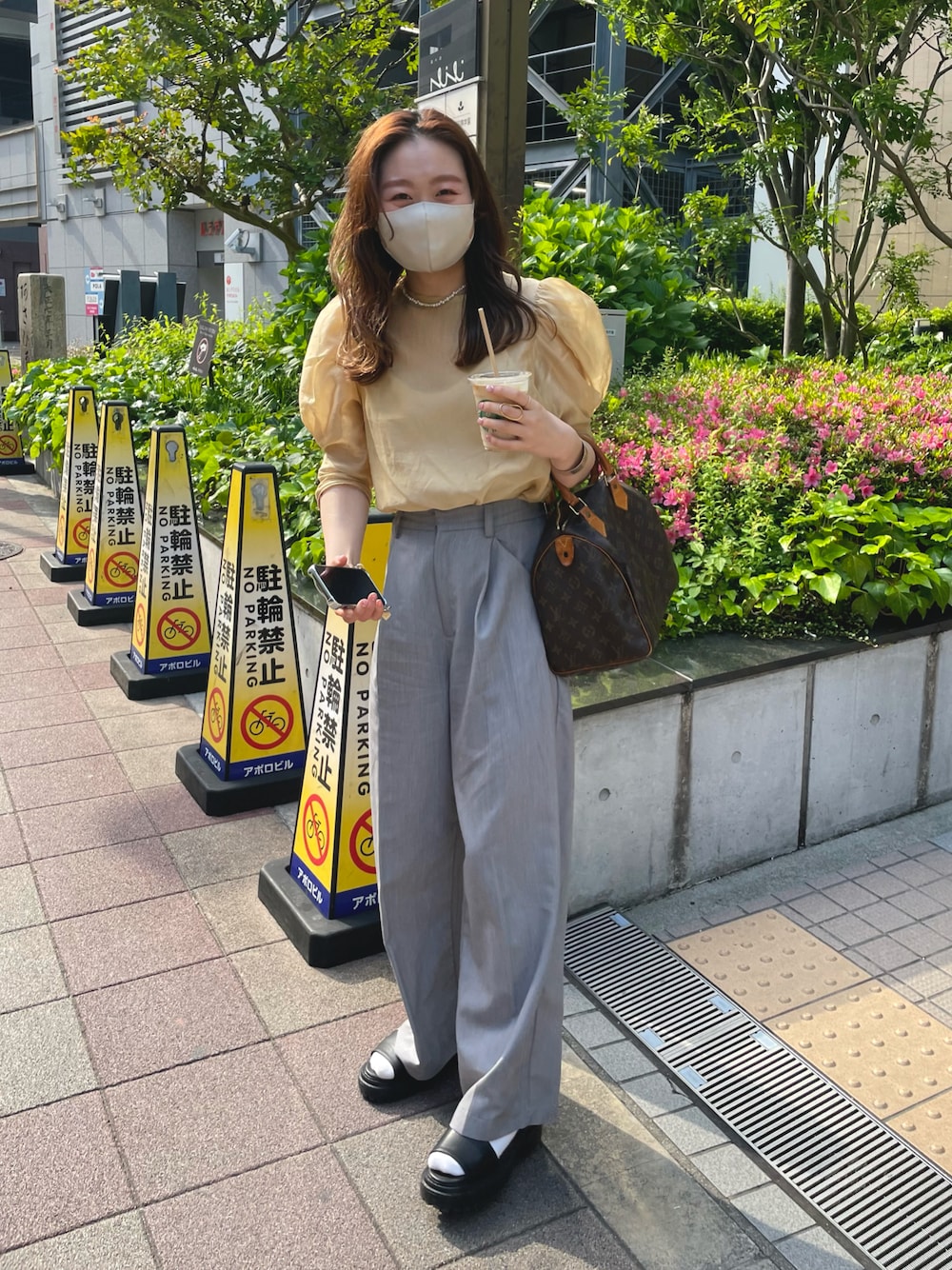 「ごきげんウィーク、休日スタイル、春夏コーデ、カジュアルコーデ、オトナ女子、パンツスタイル、ブラウス、透け感、透け感ブラウス、きれいめカジュアル、大人かわいい、高身長コーデ」｜「mysticのスラックスワイドパンツ（スラックス、グレー系）」を使った、Nishimura Misakiさん（レディース・160cm）の春コーディネートの1枚目の写真