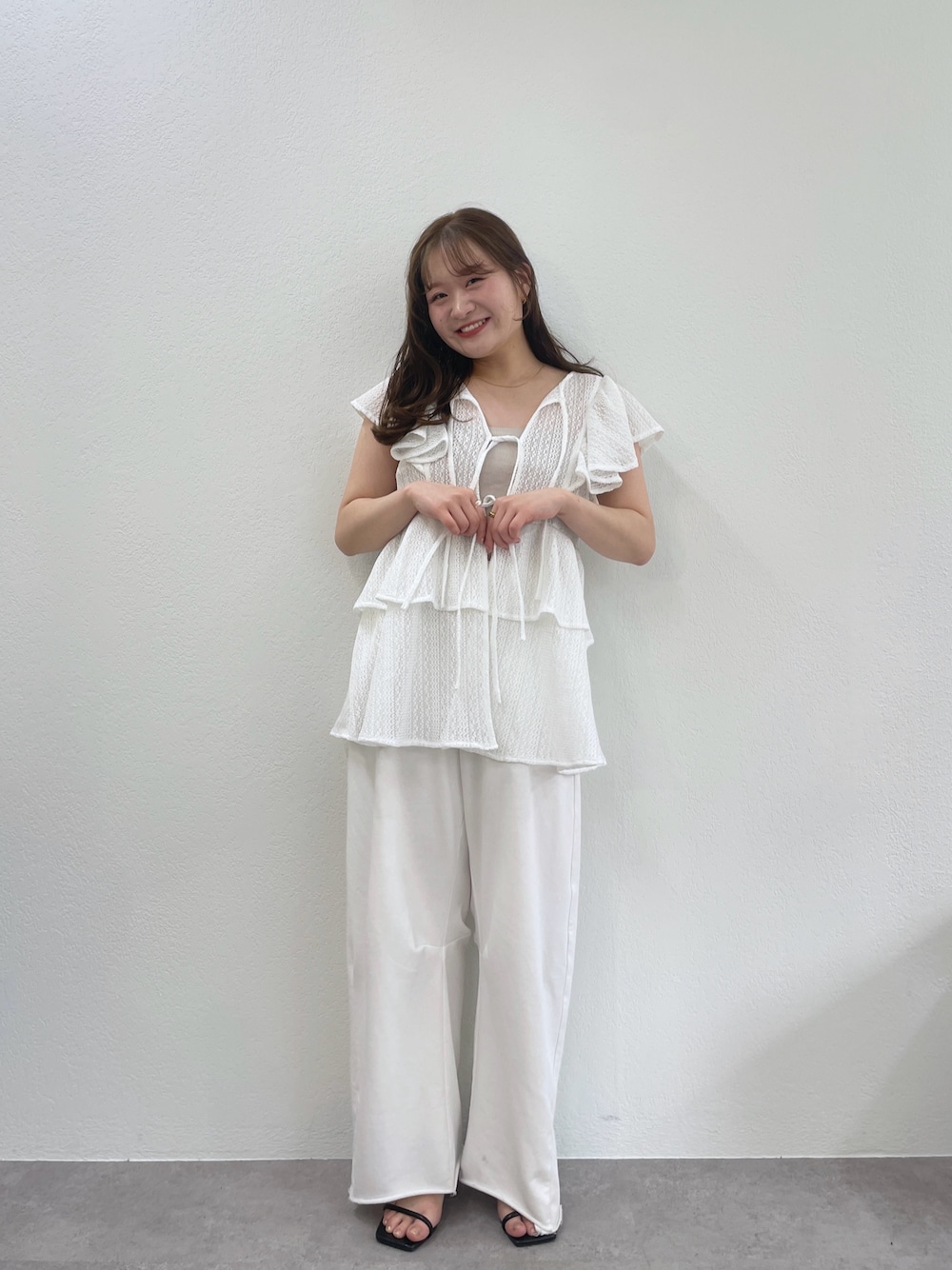 「骨格ストレート、骨格ストレート×イエベ春、骨スト、骨ストコーデ、骨スト優勝、骨スト骨格ストレート」｜「mysticのペプラムリボンチュニック（シャツ/ブラウス、ホワイト系）」を使った、Nishimura Misakiさん（骨格ストレート・レディース・160cm）の春コーディネートの1枚目の写真