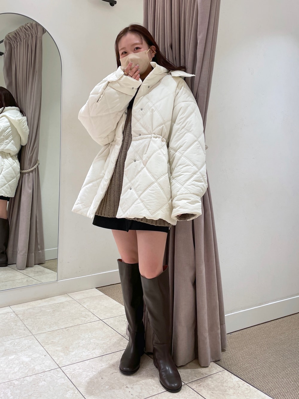 「WEARハロウィン2022、大人カジュアル、休日スタイル、ゆるコーデ、シンプル、おしゃれさんと繋がりたい、きれいめカジュアル、秋冬コーデ、お出かけコーデ」｜「mysticの【サイズ展開あり】キルティングフードコート（その他アウター、ホワイト系）」を使った、Nishimura Misakiさん（レディース・160cm）の秋コーディネートの1枚目の写真