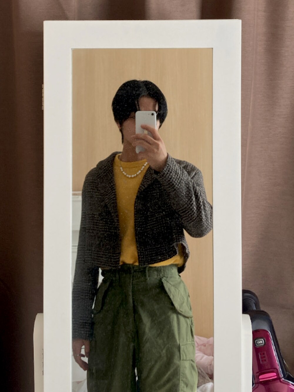 「ニット、ミリタリー、ブーツ、M65、家、冬コーデ、革靴、アースカラー、古着MIX、タックイン、パールネックレス、画質悪い、センターパート、ファッションの力を信じよう、未来のWEARISTAプロジェクト」｜「m65のアイテム（カーゴパンツ、グリーン系）」を使った、takaさん（メンズ・165cm）の秋コーディネートの1枚目の写真