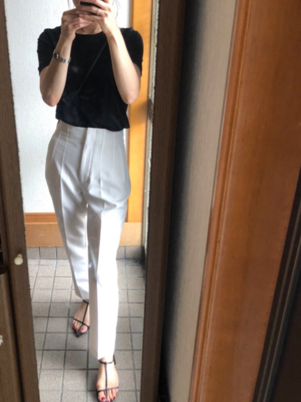「ZARAのアイテム（Tシャツ/カットソー、ブラック系）」を使った、runrunさん（レディース・164cm）の夏コーディネートの1枚目の写真